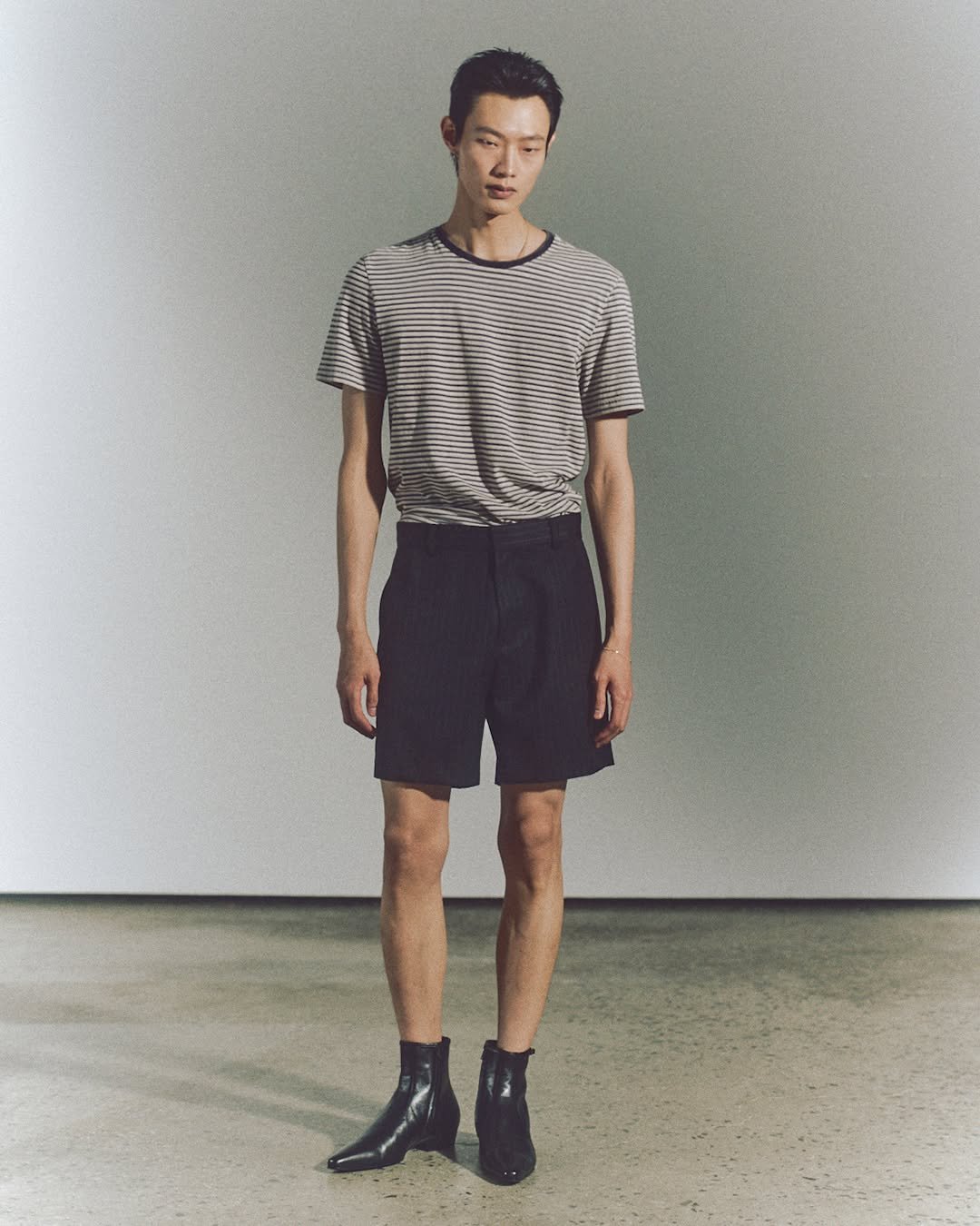 mmic_official 게시물 이미지: SUNSTRIPE TEE (NAVY)

슬림하고 크롭한 실루엣 위로 흐르는 불규칙한...