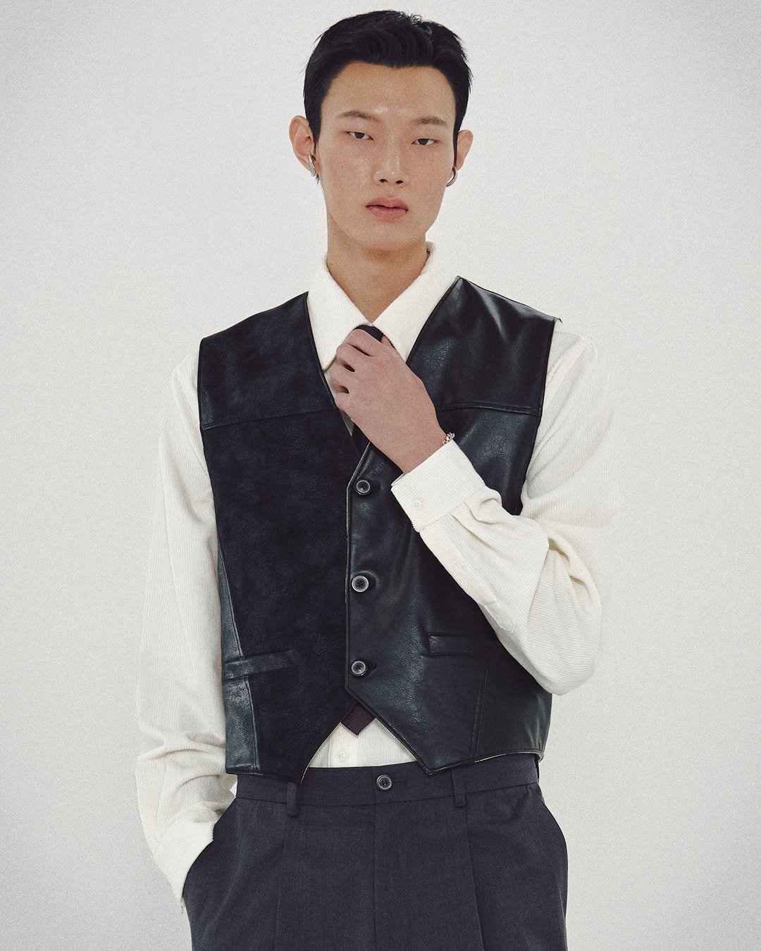 Photo by MMIC (엠엠아이씨) on August 28, 2025. May be an image of 1 person, suit, coat, bolo tie, vest and text.