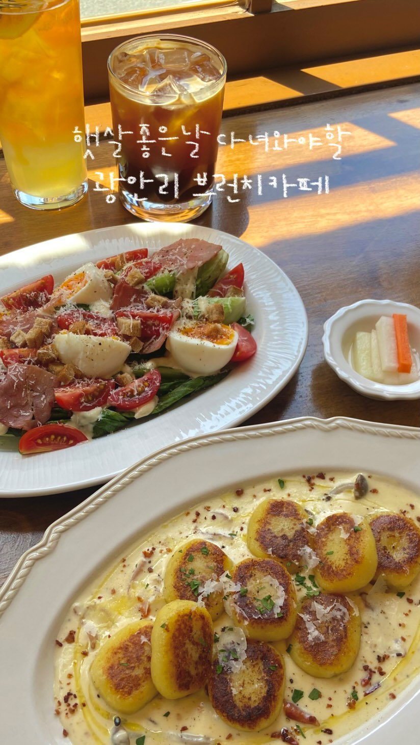mmukkoo 게시물 이미지: (저장&공유)하나부터 열까지 다 예쁜 광안리 브런치카페👇🏻
여기 창가석에 앉아서...