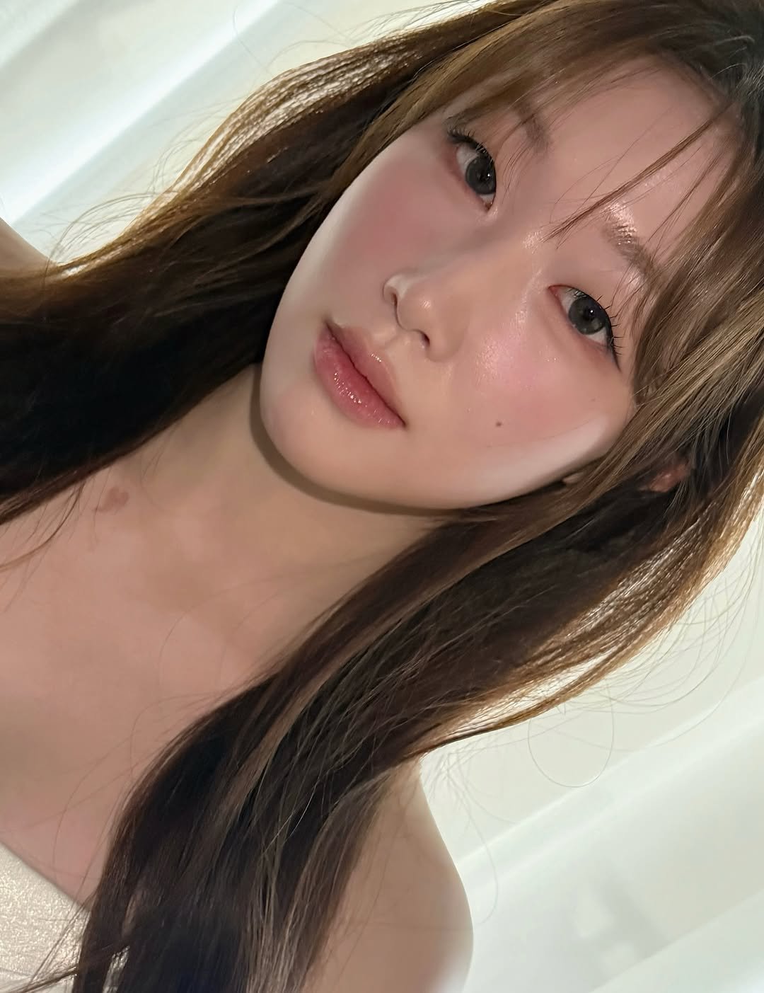 Photo by 무찌 on September 17, 2025. May be a closeup of one or more people, bangs and makeup.