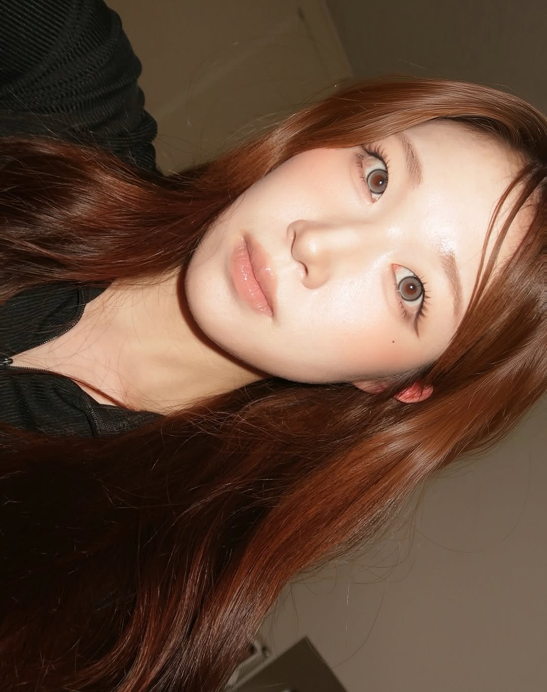 Photo by 무찌 on October 18, 2025. May be a selfie of one or more people, lipstick, makeup, hair and text.