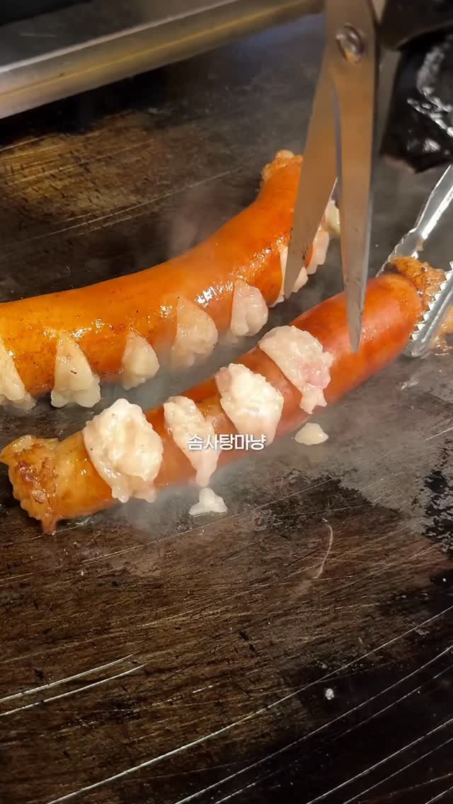 mo_muknyang 게시물 이미지: 을지로에선 이런걸 먹어요?

을지로에서 요즘 난리난 뚱대창을 잘라
철판에 볶아주는...