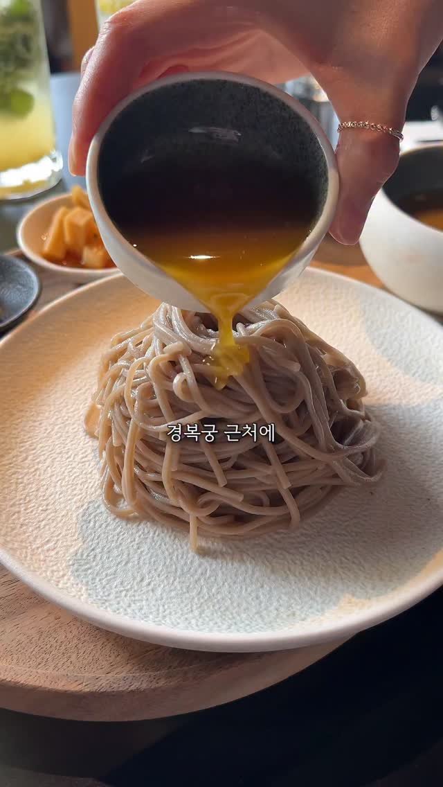 mo_muknyang 게시물 이미지: 경복궁 근처 데이트 있으시면 저장해두세요

안국역에 있는 깔끔하고 정갈한...