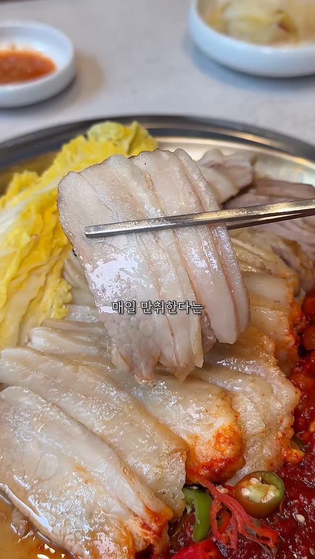 mo_muknyang 게시물 이미지: 야들야들한 솜사탕 보쌈때문에 매일 만취,,,

서울 3대 보쌈이라는 종로...