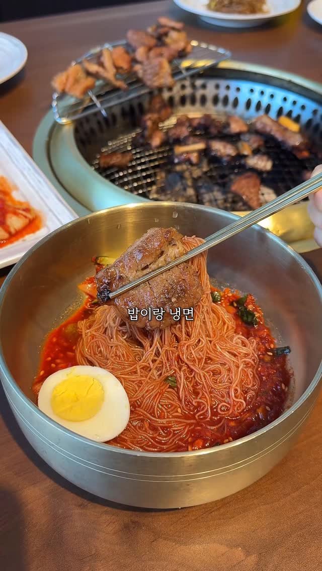 mo_muknyang 게시물 이미지: 돼지고기 2인분만 시켰더니,,

하남 주민들 사이에서 난리난
다퍼주는...