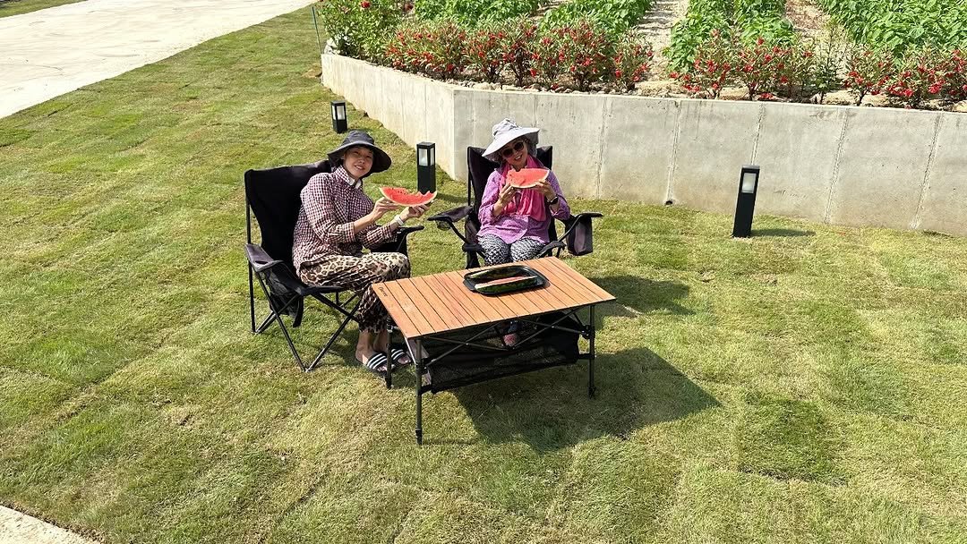 Photo by Han Hyejin on September 04, 2025. May be an image of 2 people and grass.