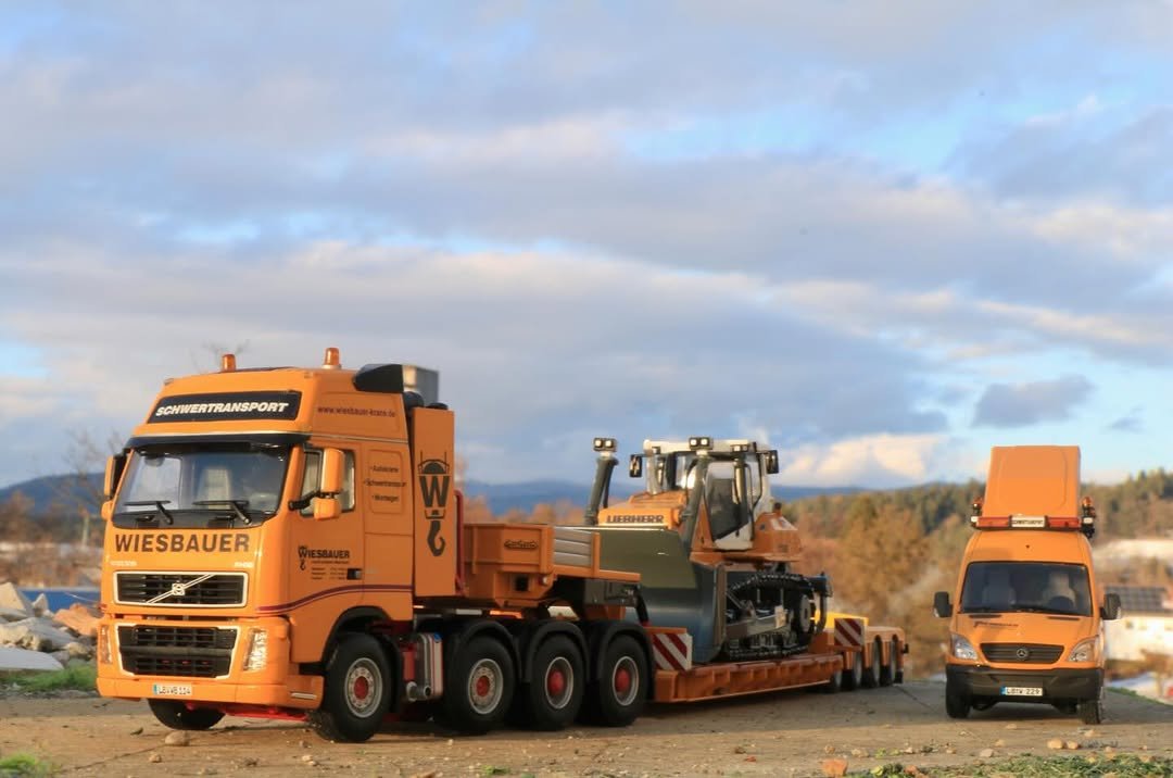 Photo shared by Andreas 😊 on January 03, 2026 tagging @volvoce, @liebherrconstruction, @wiesbauer_autokrane, @wsi_models, @rpa_earthmovingmedia, @die_kleene_ausm_bruch, @excavator_life1988, @volvoce_de, @fmb_shop_delmenhorst, @yellow_iron_bro, @msm.mountainscalemanufacturing, @bastis_modellbau, @nzg_modelle, @benjamin.beytekin.photography, @the_irish_fiforockstar, and @der_baucoach. May be an image of truck, crane and text.