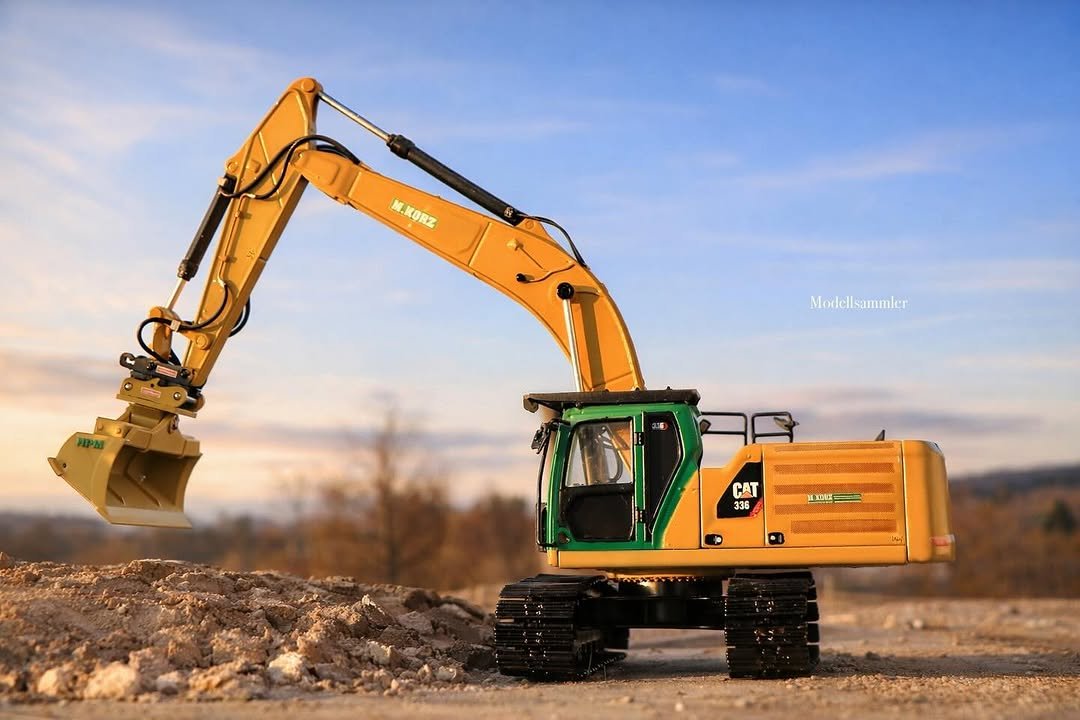 Photo shared by Andreas 😊 on January 07, 2026 tagging @caterpillarinc, @zeppelinrental, @rpa_earthmovingmedia, @zeppelinbaumaschinen, @excavator_life1988, @bagger_chris87, @mtdioramenbau, @m.korzbaggerbetrieb, @oilquick.de, @yellow_iron_bro, @bastis_modellbau, @jw_modellbau1zu50, @benjamin.beytekin.photography, @hpm_modellbau, and @der_baucoach. May be an image of text that says 'M.KORZ Mode Modellsammler CAT 336 0 사이이다'.