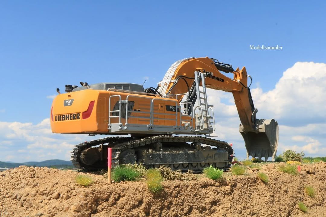 Photo shared by Andreas 😊 on December 28, 2025 tagging @liebherrconstruction, @wsi_models, @rpa_earthmovingmedia, @beutlhauser_official, @excavator_life1988, @yellow_iron_bro, @bastis_modellbau, @benjamin.beytekin.photography, @the_irish_fiforockstar, @der_baucoach, @kir_diecast, and @world_of_mining_. May be an image of scraper and text that says 'Modellsammler Isammler 998 LIEBHERR 7'.