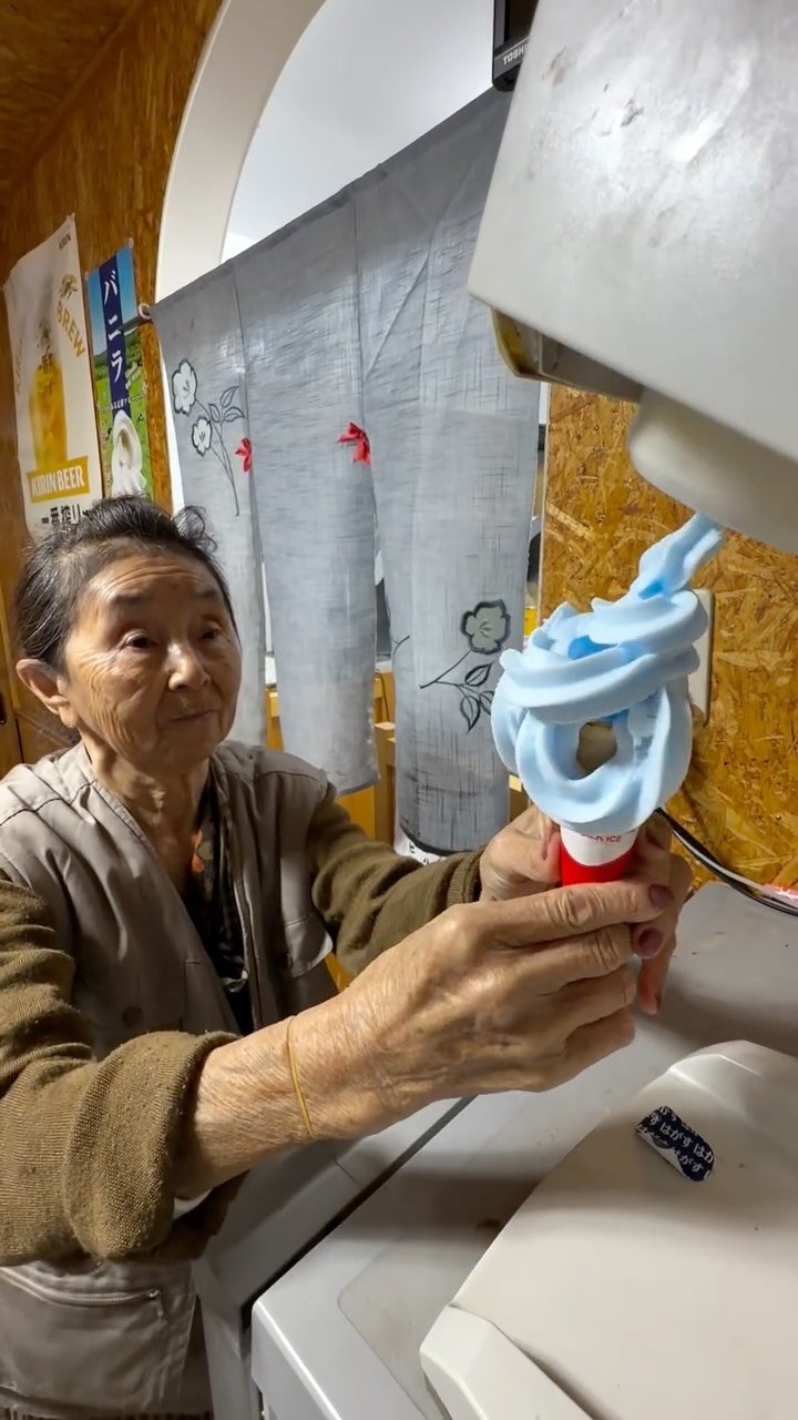 mogu2_food 게시물 이미지: Grandma’s Artistic Soft Serve 👵🍦...