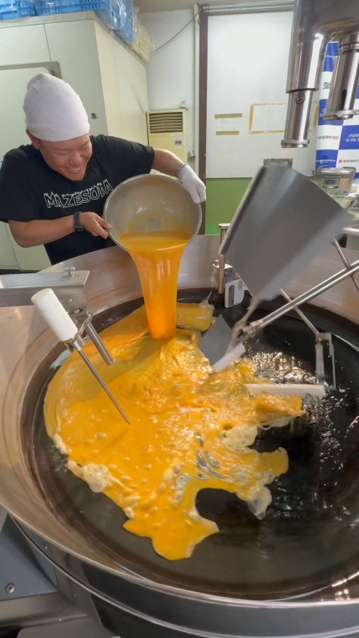 mogu2_food 게시물 이미지: 炒飯の達人と炒飯マシーン夢の共演！The fried rice master uses a...