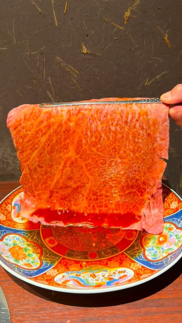 mogu2_food 게시물 이미지: Giant Wagyu Meat 🥩 巨大すぎる和牛の布団焼き（ザブトン焼き）

🥩...