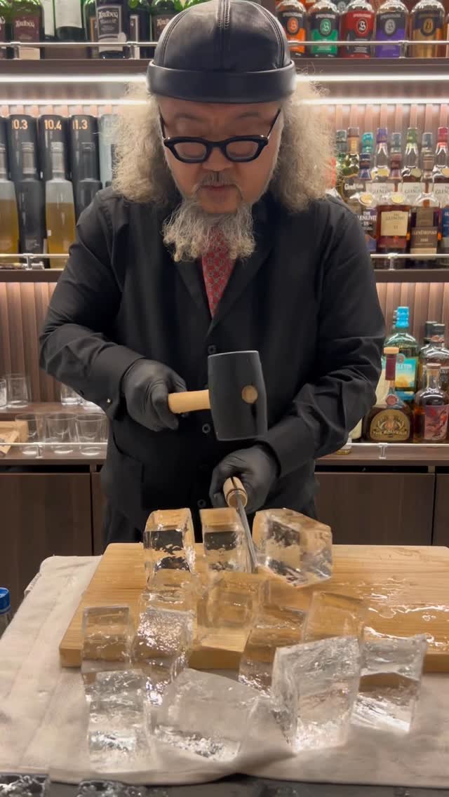mogu2_food 게시물 이미지: Bartender’s Ice Carving 🧊 バーテンダーのアイスカービング

...