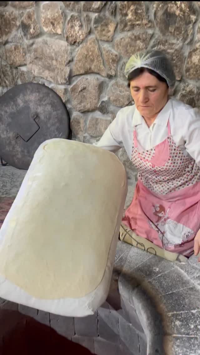 mogu2_food 게시물 이미지: The art of making Lavash 🇦🇲 アルメニア伝統料理...