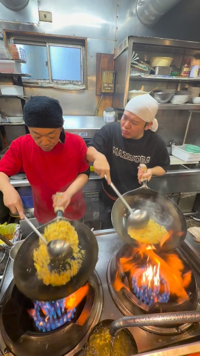 mogu2_food 게시물 이미지: Two fried rice masters 🍳🔥２人の炒飯マスター...