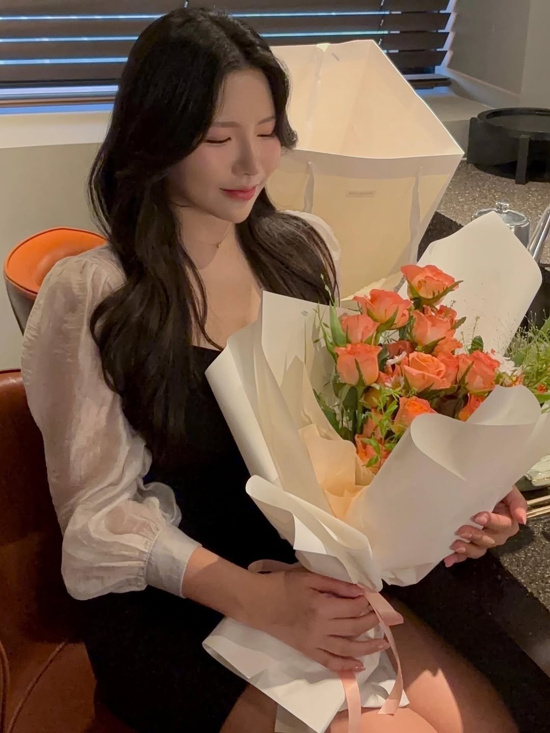Photo by 모구모구🍑 on July 12, 2025. May be an image of flower arrangement and rose.