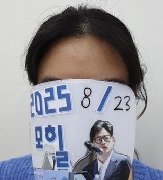 Photo by 모힐 모발이식 비절개모발이식 헤어라인교정 on August 24, 2025. May be an image of 2 people, eyeglasses, face mask and text that says '025 8 /23 20258/23 / 23 모히 已'.