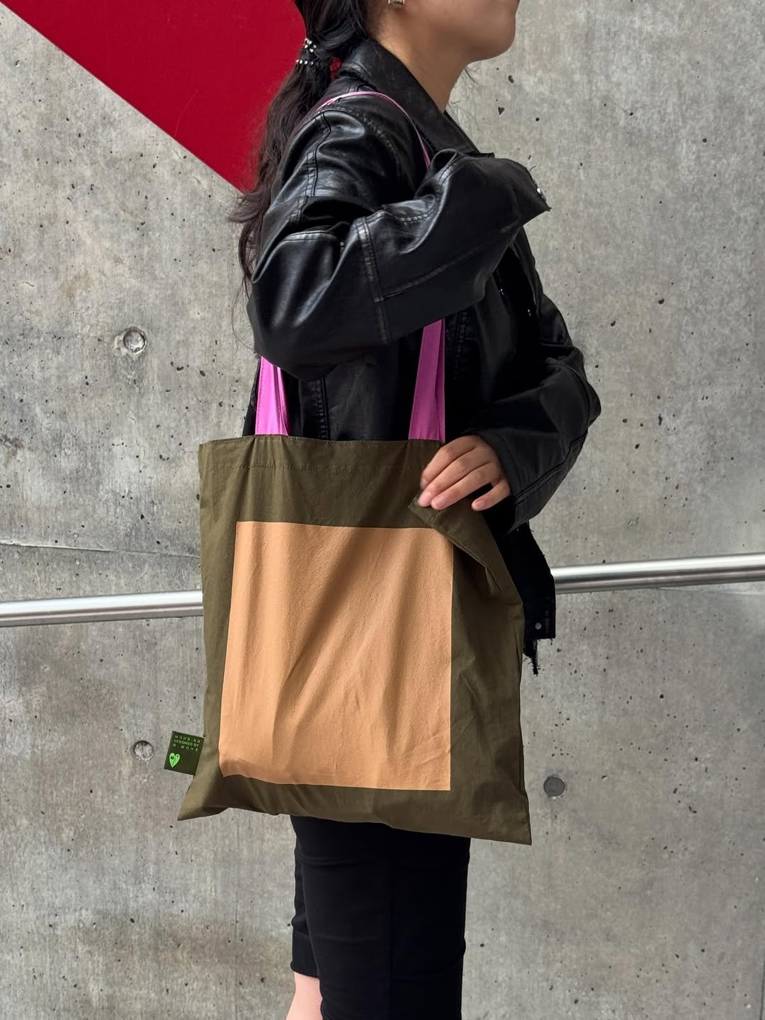 Photo by mohs on December 10, 2025. May be an image of saddle-stitched leather, leather, tool bag, grocery bag and text.