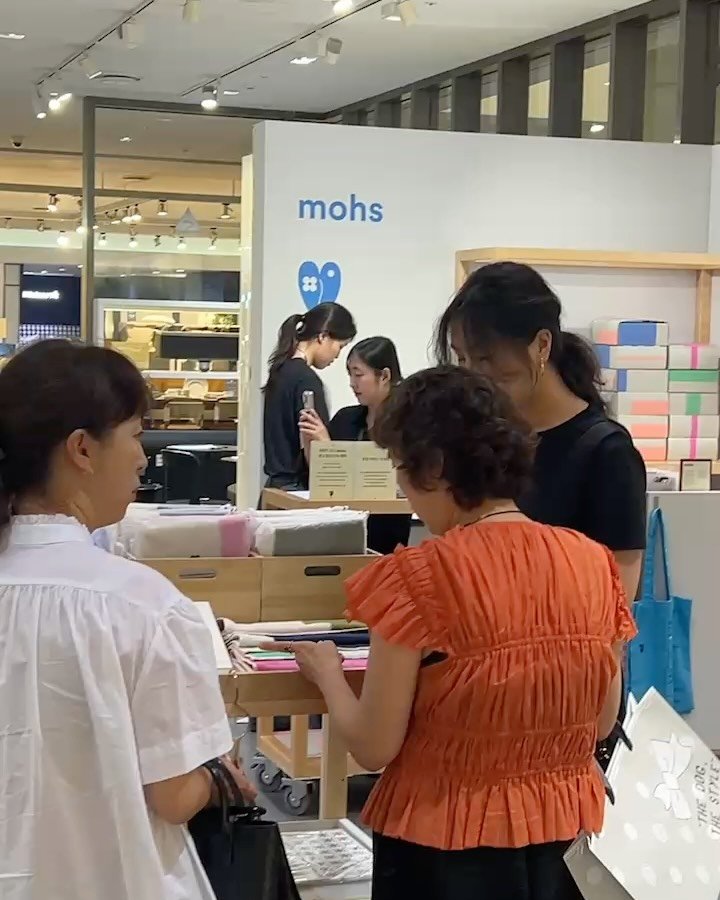 mohs.official 게시물 이미지: 💙
현대백화점 판교점 팝업 첫날!
-
무더운 날씨에도 찾아와 주신 모든 분들께...