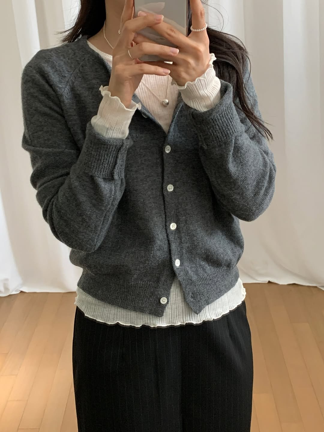 Photo by 모아벨르 | 여니 on September 08, 2025. May be an image of 1 person, top, outerwear, cardigan and text.