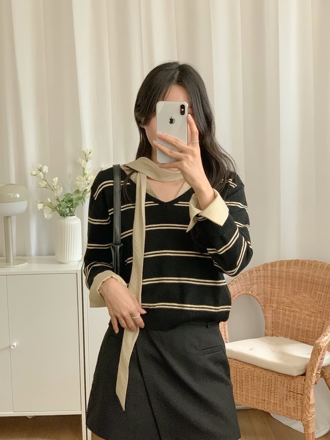Photo by 모아벨르 | 여니 on September 10, 2025. May be an image of 1 person, blazer, miniskirt, skirt, top, cardigan, turtleneck and text.