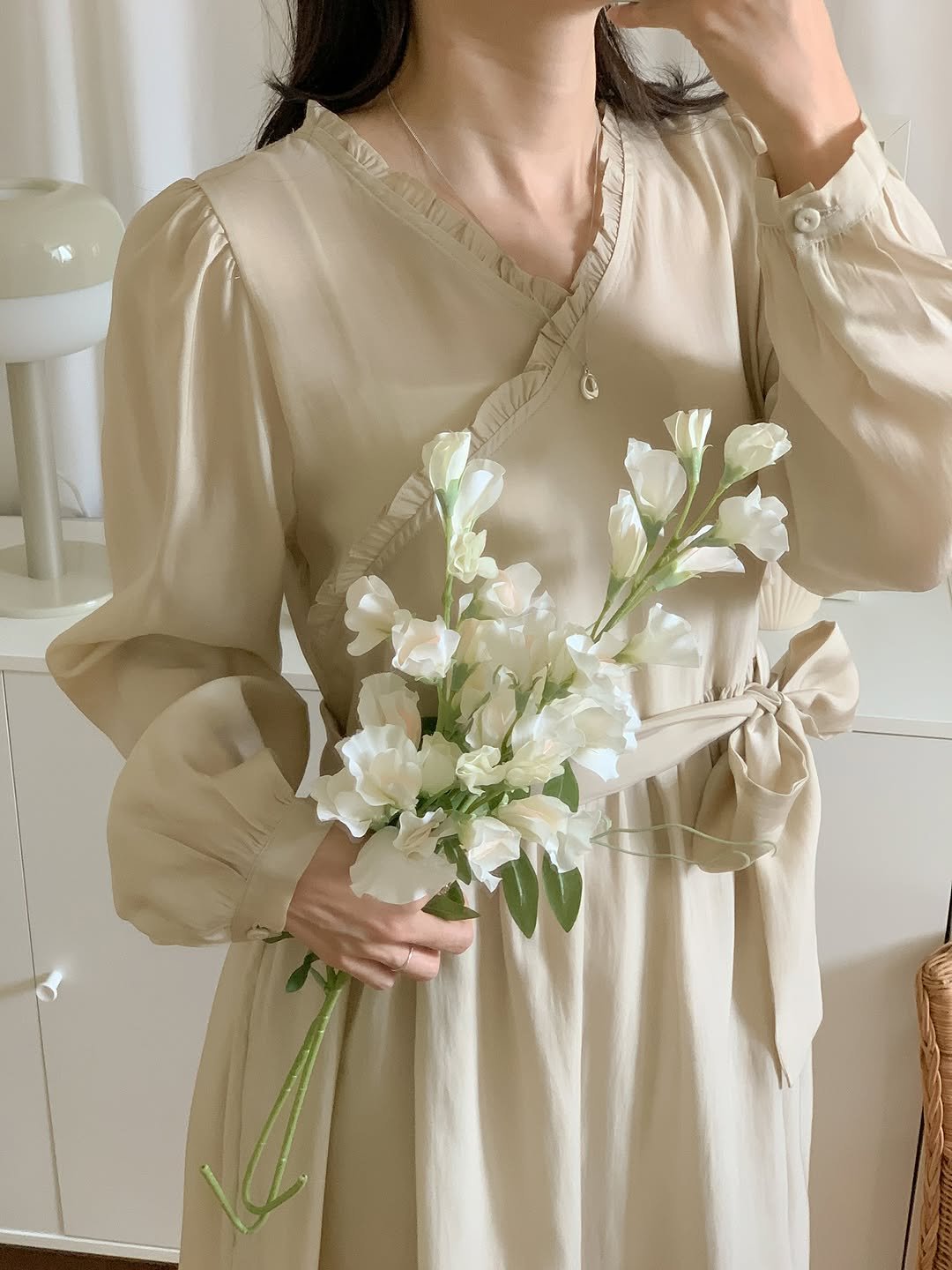 Photo by 모아벨르 | 여니 on September 15, 2025. May be an image of 1 person, dress, white lily, prairie gentian, baby's-breath and text.