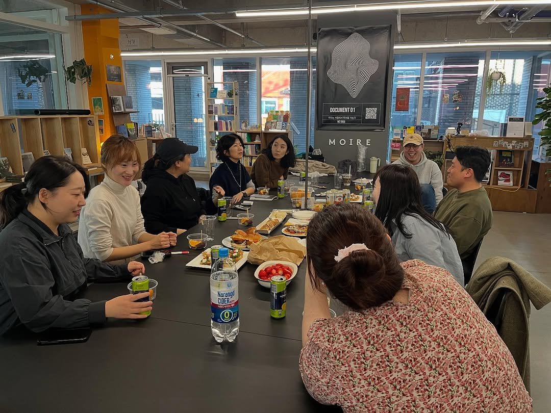 Photo by 무아레 서점 on February 22, 2025. May be an image of 7 people, people studying, table and text.