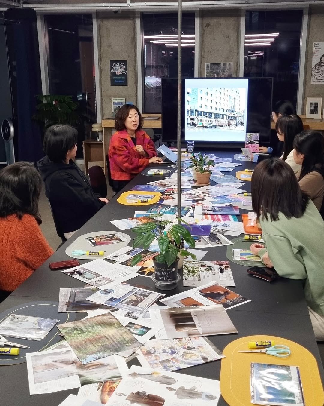 Photo shared by 무아레 서점 on February 13, 2025 tagging @masdoer_. May be an image of 6 people, people studying, poster, bureau and text.