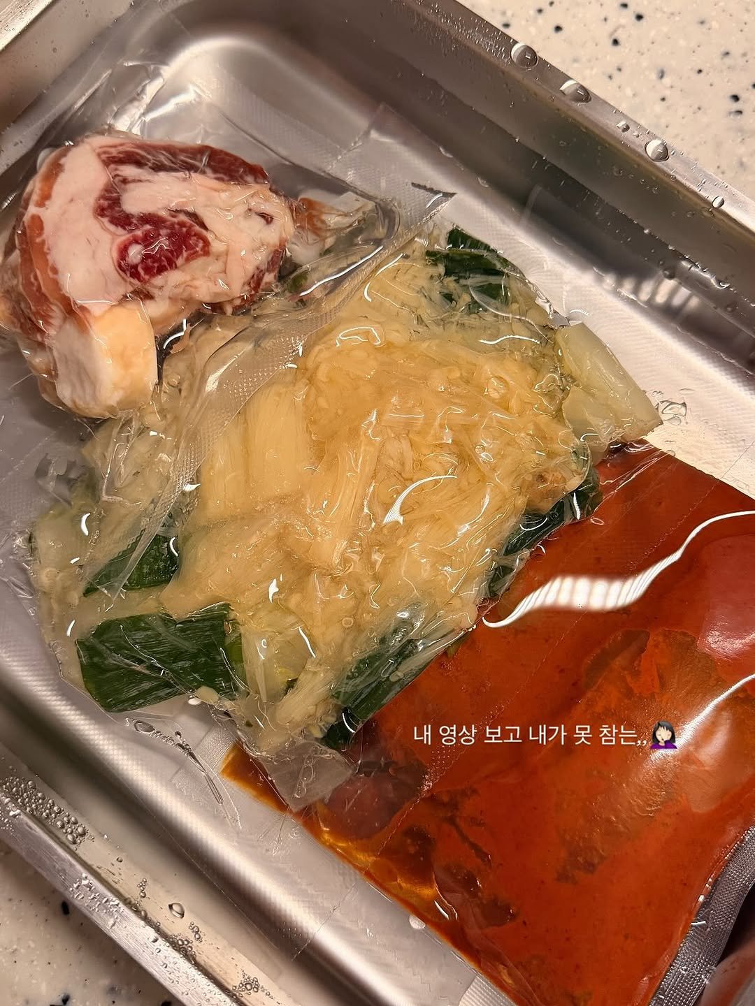 Photo by 박서은 l 목리집박주부👩🏻‍🍳 on November 15, 2025. May be an image of ossobuco, oregano, pork and text.