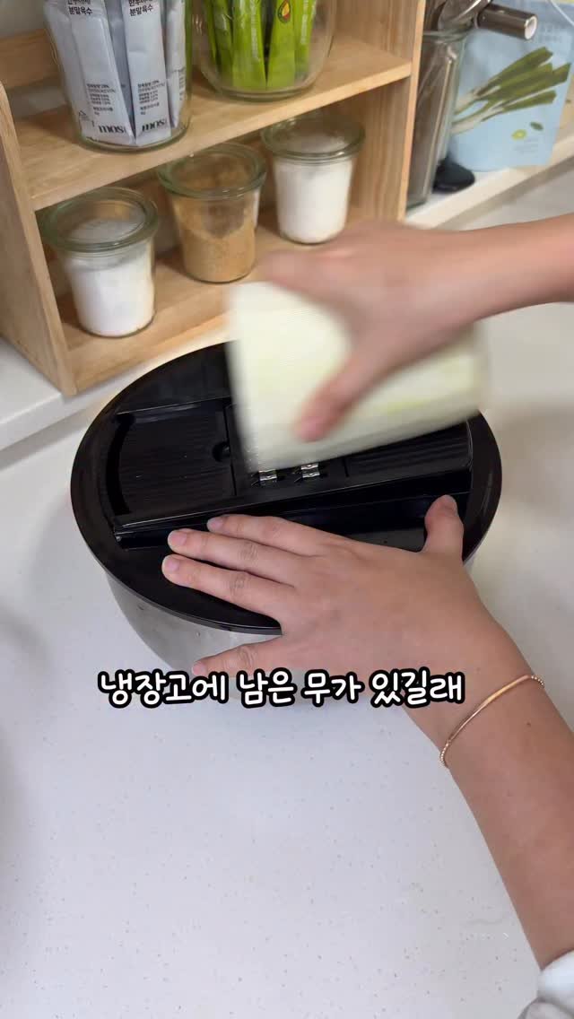 molli_chuu 게시물 이미지: 갈비랑 찰떡궁합 시원새콤한 무생채!!

영상 속 채칼 탈수기, 한입 쏘옥 LA갈비는...