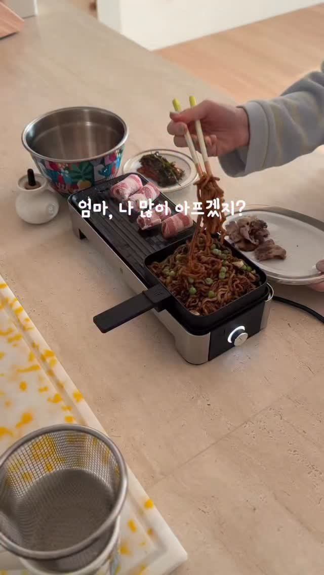 mom_e_gayo 게시물 이미지: 짜장라면에 우삼겹 한판구이^^
파김치까지 맛있는 즉석 삼합💕
⏰영상 속 wmf...