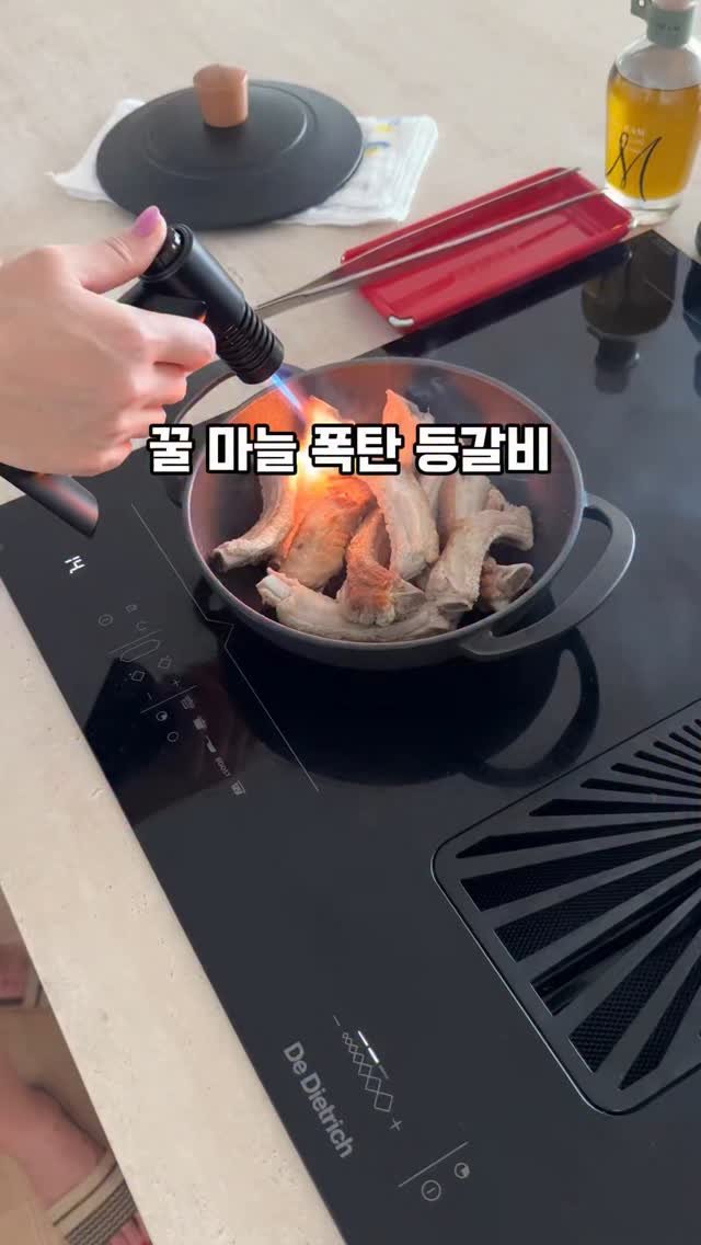mom_e_gayo 게시물 이미지: 불맛 나는 마늘 폭탄 등갈비
오늘은 딸 도시락으로 스웰 투인원에 등갈비
🔥불맛입혀...
