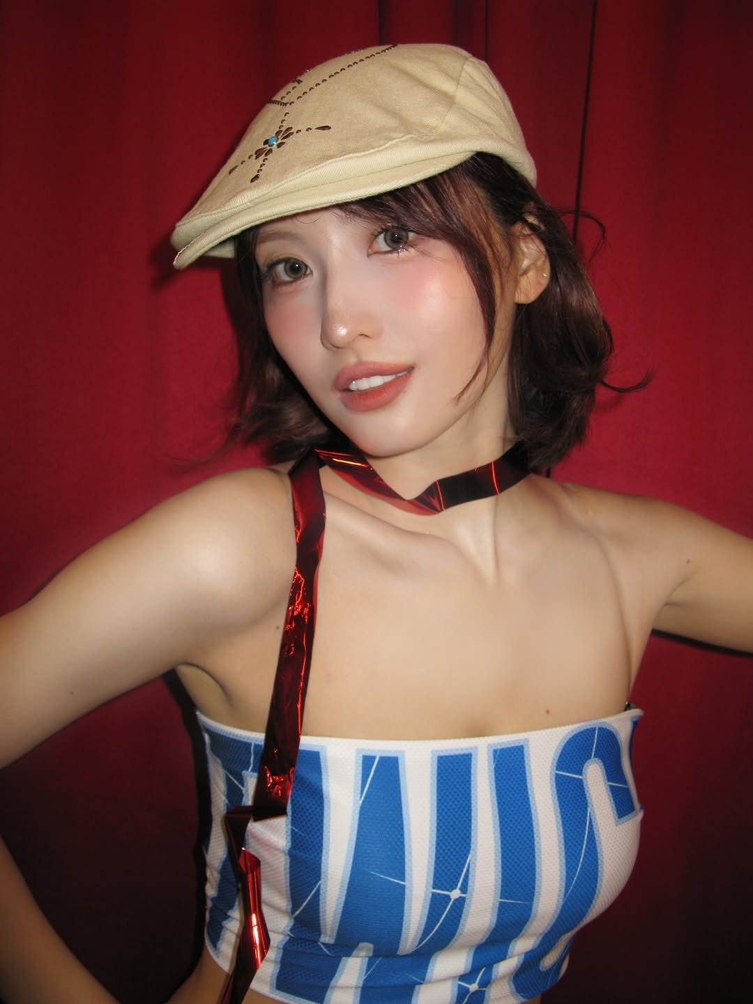 Photo by 모모 (MOMO) on October 12, 2025. May be an image of one or more people, hair, hat, beret and text.