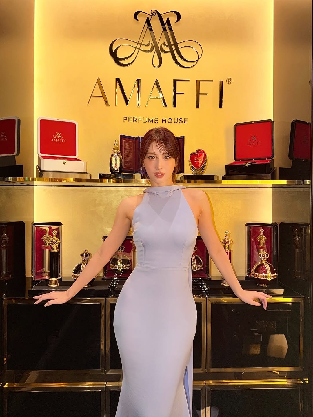 Photo shared by 모모 (MOMO) on October 13, 2025 tagging @amaffi. May be an image of dress and text that says 'ረ፪ሺ AMAFTI A AMAFFI® PERFUME PERFUMEHOUSE HOUSE 番 路 성식안지 iB'.