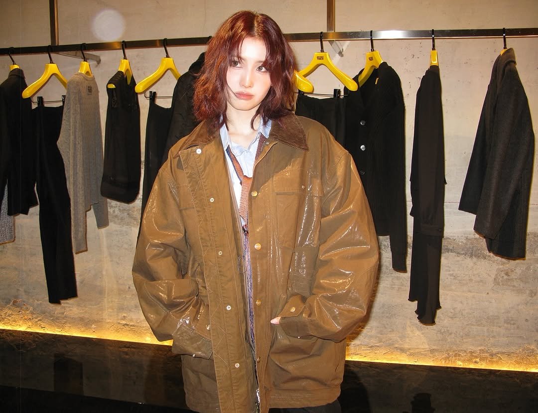 Photo shared by 모모 (MOMO) on September 25, 2025 tagging @onitsukatigerofficial, and @onitsukatigerkr. May be an image of 1 person, duffle coat, goosedown coat, overcoat, jacket, parka, turtleneck and text.