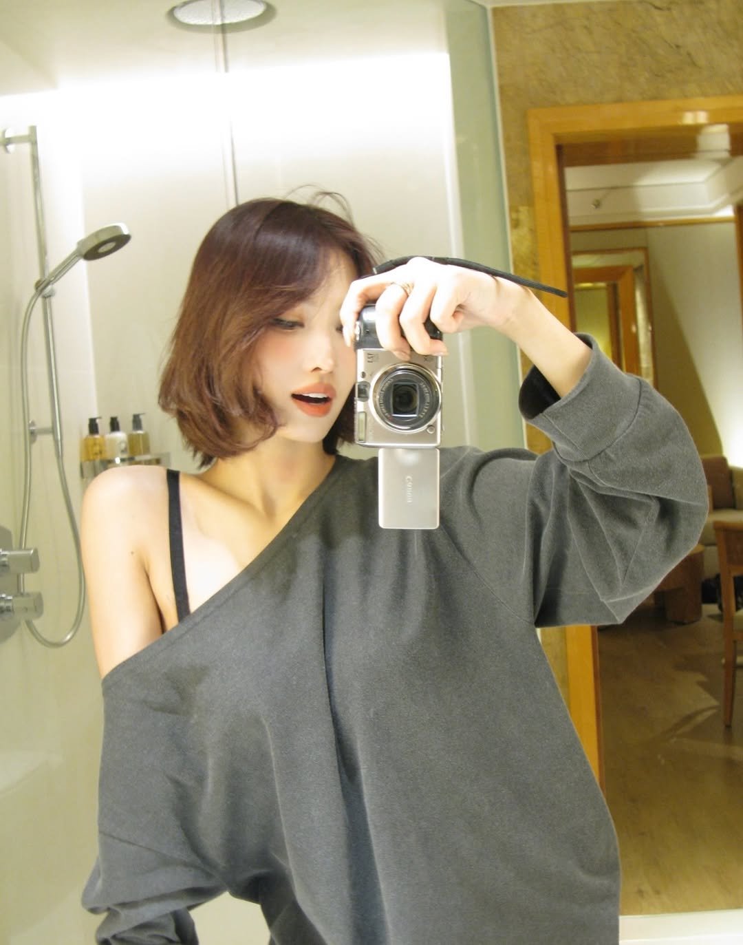 Photo by 모모 (MOMO) on October 23, 2025. May be an image of one or more people, hair, sleepwear, bath robe, top, bra, mirror and text.