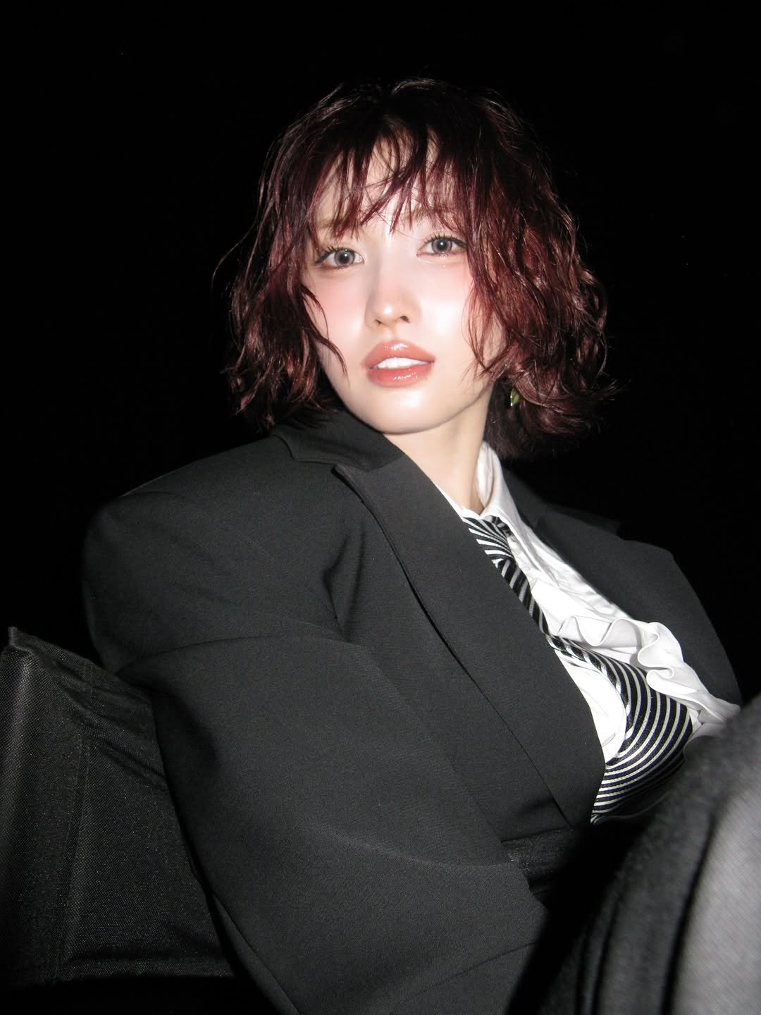 Photo by 모모 (MOMO) on November 28, 2025. May be an image of one or more people, hair, makeup, duffle coat, blazer, suit and text.