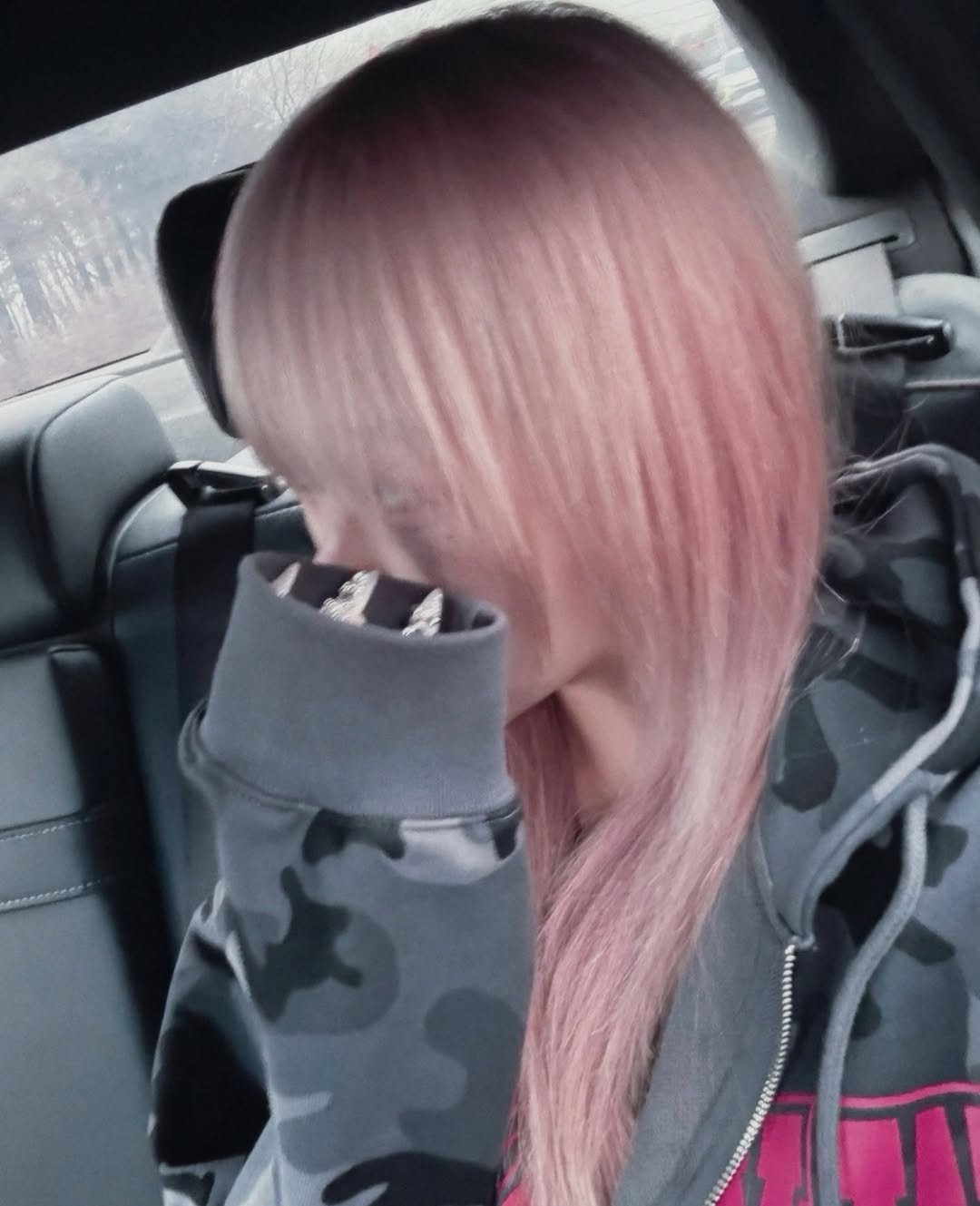 Photo shared by 강남미용실 | 몬도서울 아영 | 블랙빼기•백금발•복구탈색 on February 23, 2026 tagging @mondo__0fficial. May be an image of one or more people, blonde hair and text.