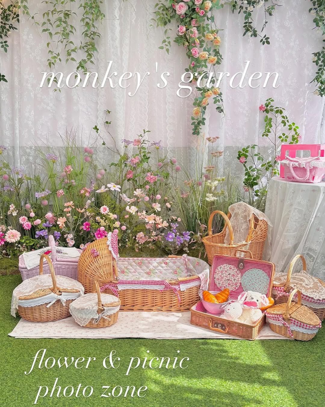 Photo shared by 야미우유 on September 18, 2025 tagging @monkeys.garden. May be an image of basket, hamper, tablecloth, flower arrangement, flower, picnic and text that says 'monkey'sga monkey 's garden den flower & picnic photo zone'.