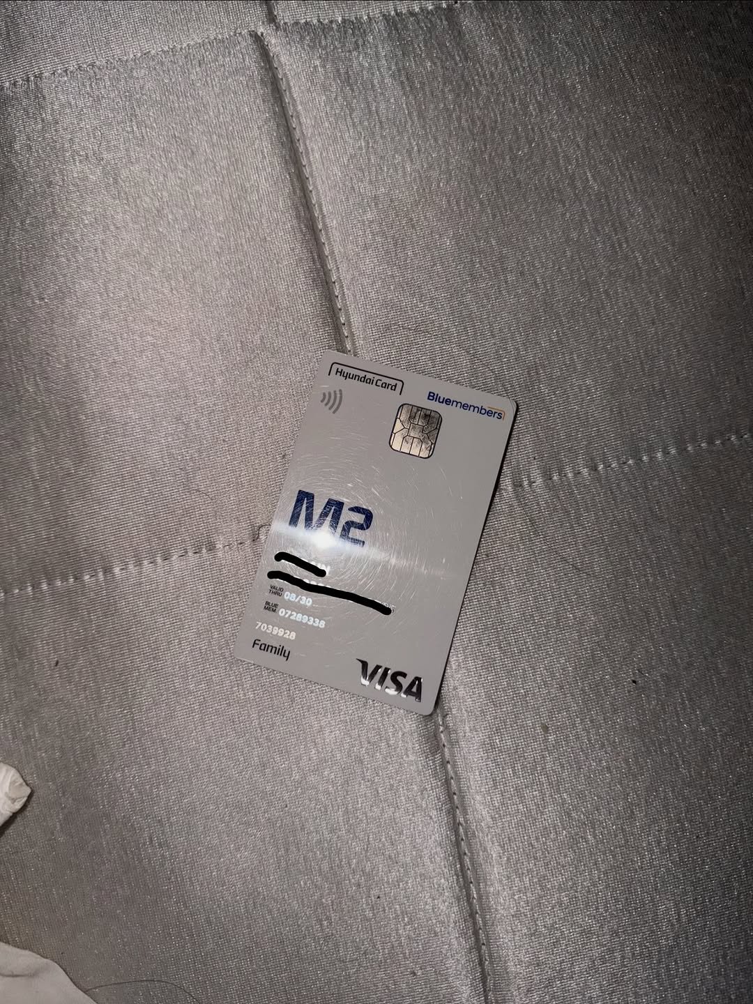 Photo by 흑백서점 on September 28, 2025. May be an image of text that says 'HuundaiCard )))) Huundaie dricard Card Bluemembersi ma nbers M2 R 08/30 7039928 07289338 Family VISA 1SA'.