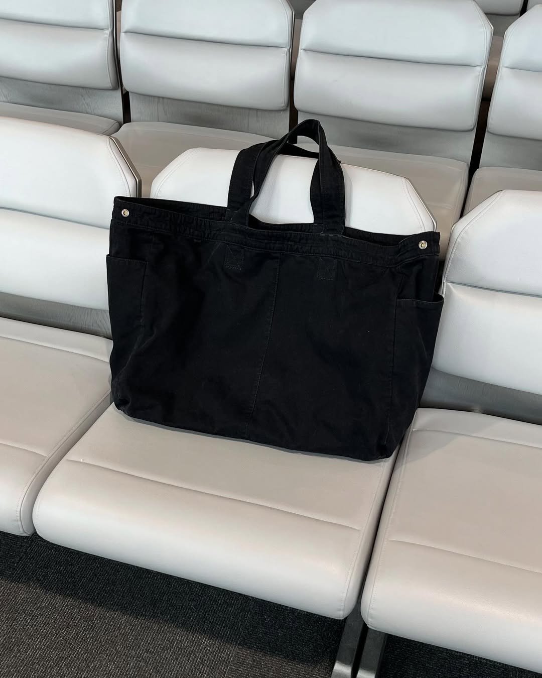 Photo shared by 민 서 on December 24, 2025 tagging @etce_official. May be an image of tool bag, briefcase, clutch, luggage, grocery bag, sling, purse and text.