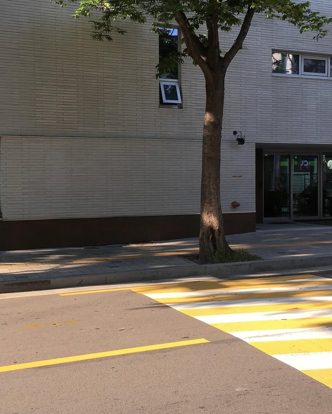 Photo by 민 서 on August 04, 2025. May be an image of parking meter, tree, street and text.