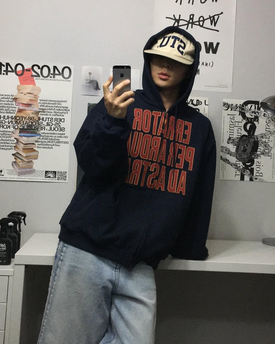 Photo by 민 서 on August 04, 2025. May be an image of 1 person, hat, duffle coat, parka, sweatshirt, sweatpants, jacket and text.