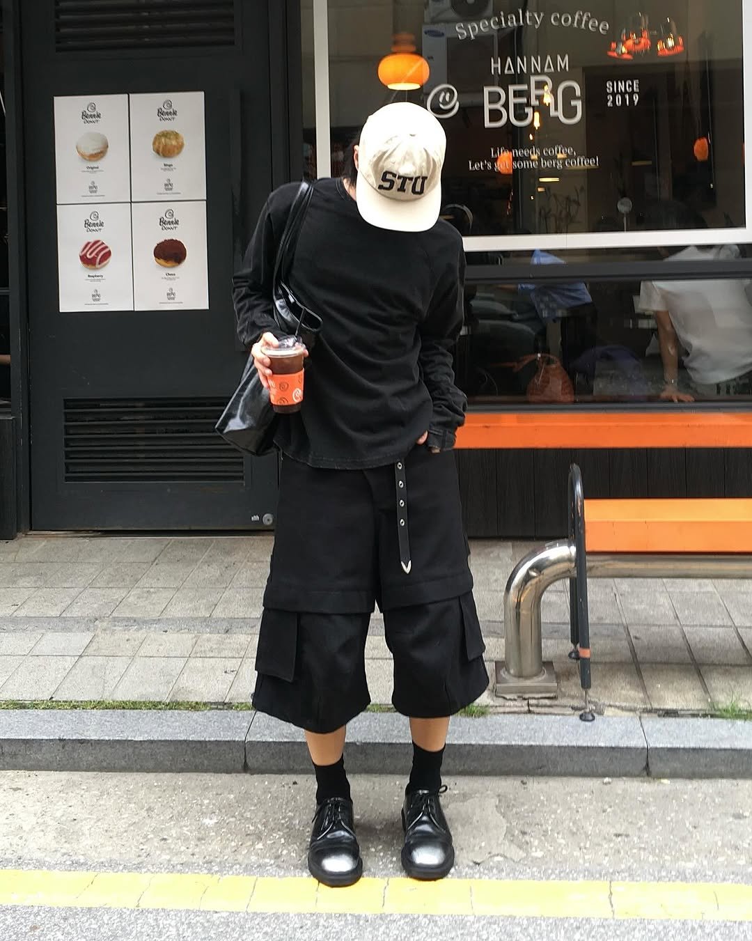 Photo shared by 민 서 on September 19, 2025 tagging @learve_official, @etce_official, @fashion_platform_seoul, and @kamien.kr. May be an image of 2 people, duffle coat, sweatpants, sportswear and text.