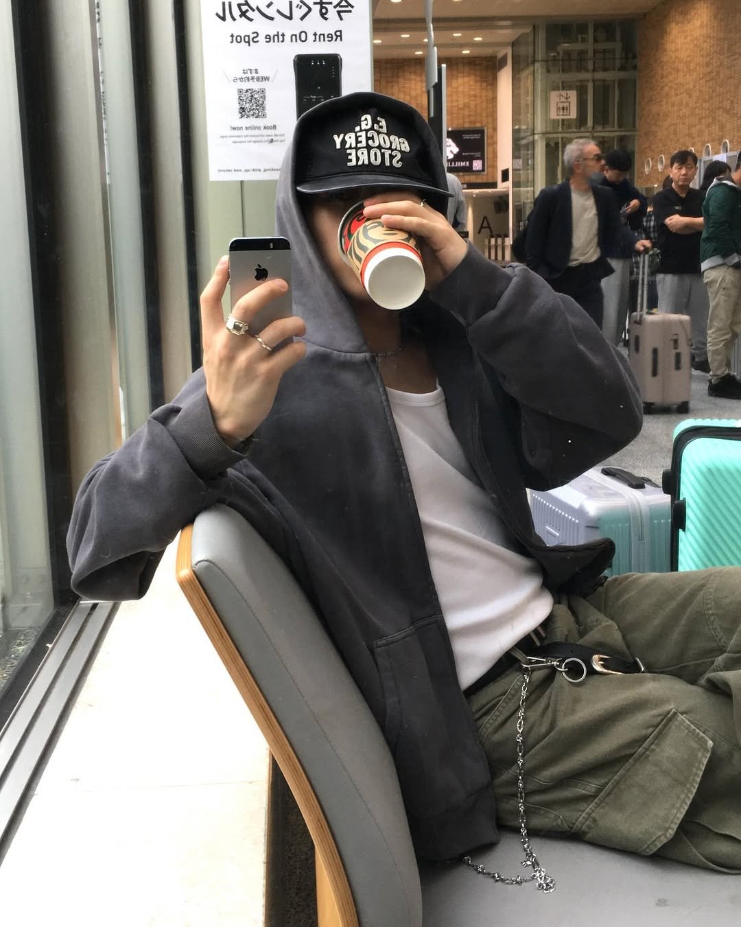 Photo by 민 서 on November 28, 2025. May be an image of phone, duffle coat, hat, parka, sweatpants, cornflower and text.