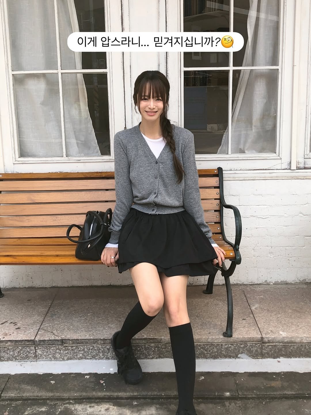 Photo by 무디배디 | 윤달 on September 25, 2025. May be an image of 1 person, duffle coat, parka, miniskirt, turtleneck and text that says '이게 압스라니... 믿겨지십니까?'.