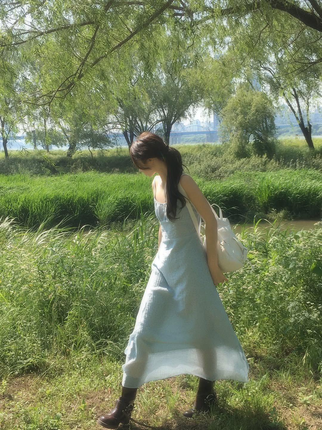 Photo by 무디배디 | 윤달 on July 07, 2025. May be an image of 1 person, dress, gown, grass and text.