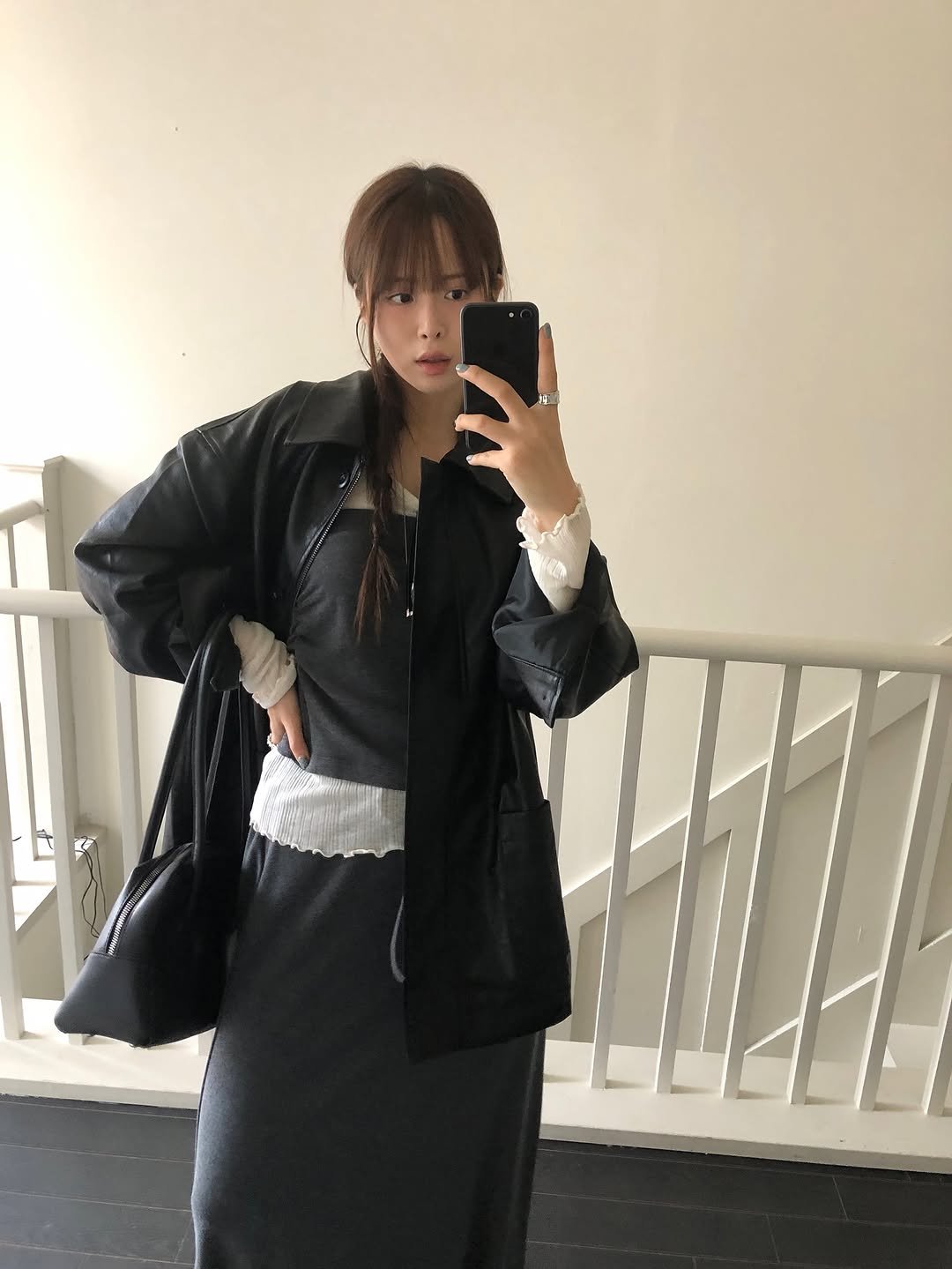 Photo by 무디배디 | 윤달 on September 19, 2025. May be an image of 1 person, coat, jacket and text.