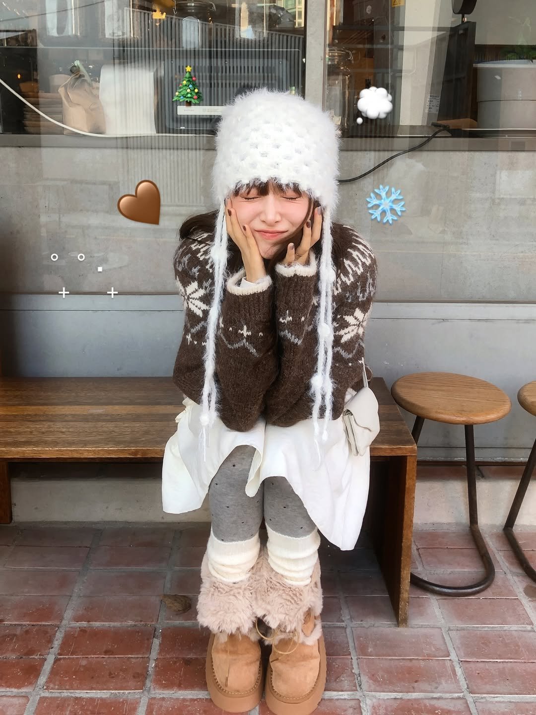 Photo by 무디배디 | 윤달 on November 12, 2025. May be an image of child, duffle coat, fur coat, sweater, knit, parka, beret, snowsuit, cornflower and text.