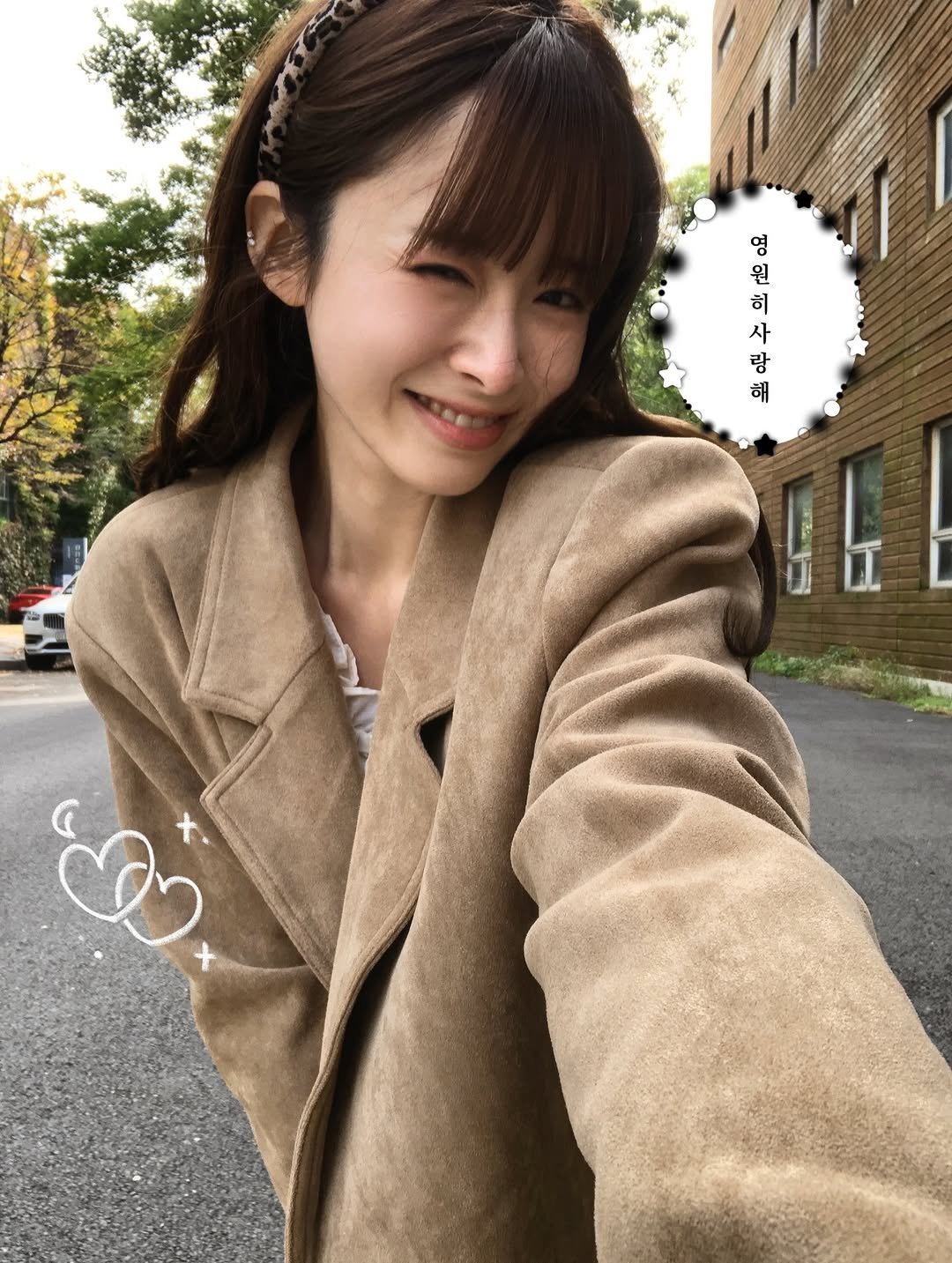 Photo by 무디배디 | 윤달 on October 26, 2025. May be an image of one or more people, hair, duffle coat, overcoat, parka and text that says '영 원 히 사 랑 해 計 e'.